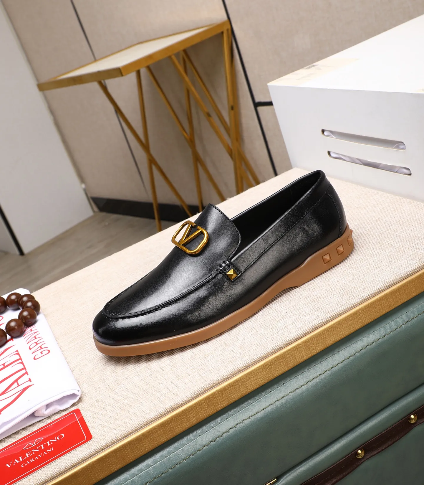 Men's shoes 💰520 [Valentino-Valentino] High-quality boutique men's shoes. The same style as the celebrities, original and authentic.✅ Made of imported cowhide + original apricot cowhide lining. The French luxury model is priced at 14,080 Swiss francs. It is also a Paris Fashion Week catwalk model. A brand can be deeply rooted in your heart, and a pair of shoes can make you linger. What you wear is not only noble, but also an aura. 👻Standard 38-45